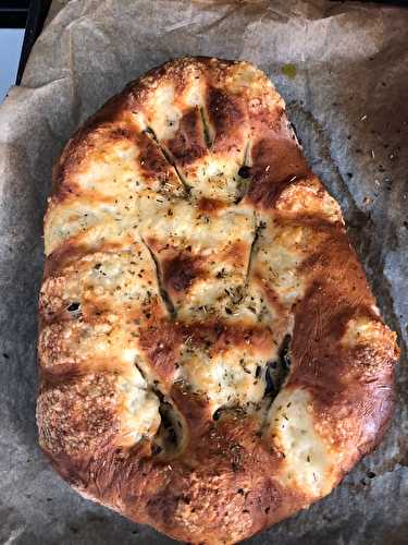 Fougasse aux olives tomates séchées, mozzarella