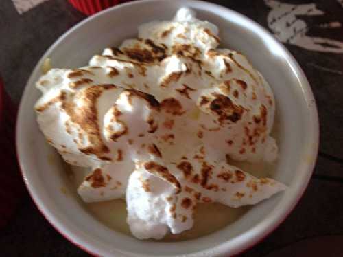 Pommes nappée de crème pâtissière sous un lit de meringue