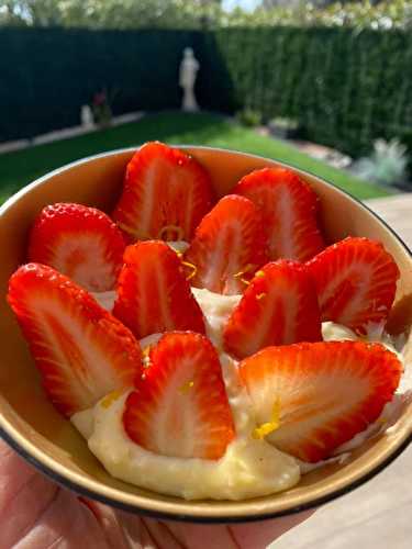 Salade de fraises à la fleur d’oranger crème légère