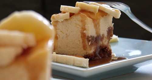 Cheesecake plus que gourmand agrémenté de bananes et sauce caramel à la fleur de sel