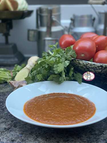 Soupe de tomate à la coriandre et au gingembre frais