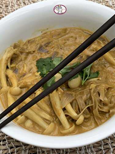 Soupe de nouilles thaïlandaise au curry rouge à ma façon