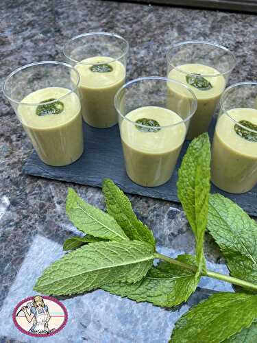 Soupe froide de cosses de petits pois, brousse et pesto de menthe