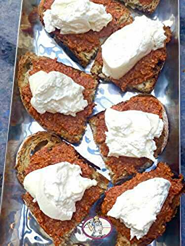 Toast de Mouhammara et burrata