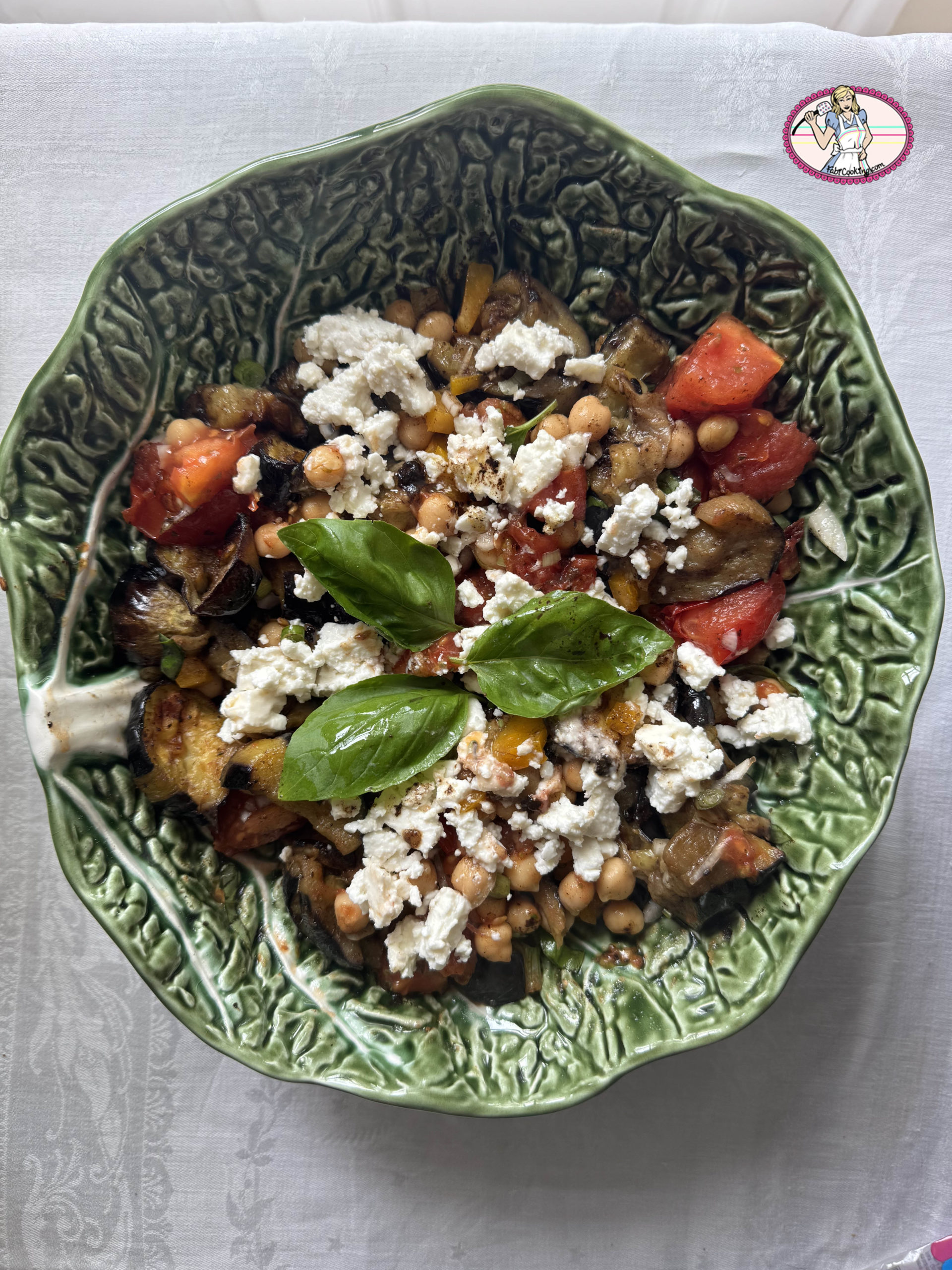 La Salade tiède d’aubergines, tomates, feta et sauce citron ail noir