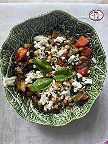 La Salade tiède d’aubergines, tomates, feta et sauce citron ail noir
