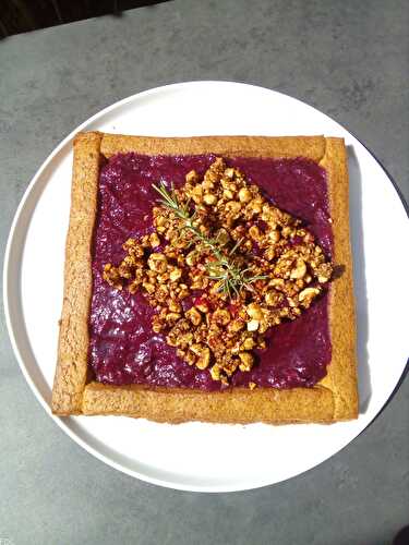 Tarte aux quetsches, romarin et noisettes caramélisées