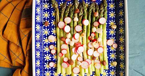 Asperges vertes rôties, petits radis, noisettes (vegan, printanier)