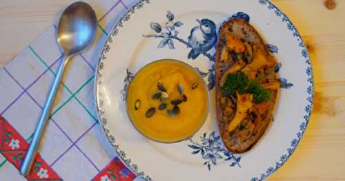 Assiette automnale végétale : soupe de potimarron et tartine aux chanterelles