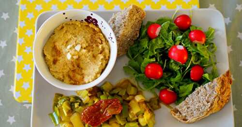 Assiette complète : poireaux-tomates sechées, roquette-radis et tartine de lentilles corail