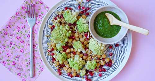 Assiette complète végétale : pois chiche, chou romanesco, grenade, sauce kale citron (hivernal, vegan, glutenfree)