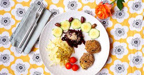 Assiette composée colorée et vegan : croquettes quinoa-courgette, salade fenouil-fruits de la passion et betterave lacto-fermentée