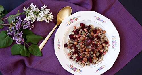 Assiette composée vegan : quinoa, betterave, grenade, noisettes...