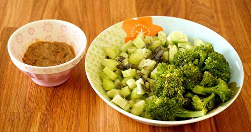 Assiette de légumes verts, sauce au sésame