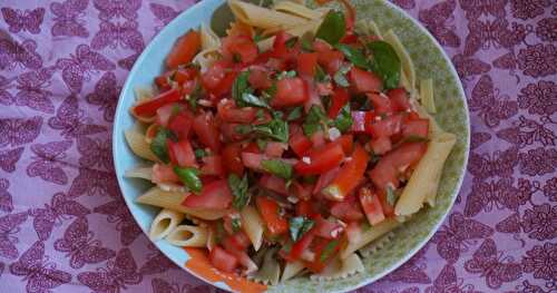 Assiette de pâtes toute simple, tomates, basilic, ail