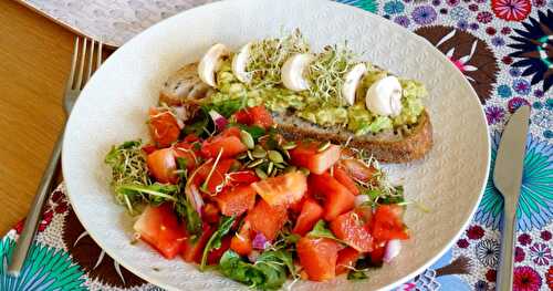 Assiette estivale : salade colorée et toast avocat-champignons (vegan)