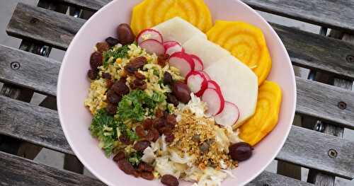 Assiette pleine aux jolies couleurs et aux bonnes choses : betterave jaune, chou rave, radis, chou lactofermenté, kale...(vegan)