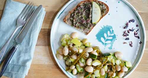 Assiette "retour de Bretagne" : salade de coco de Paimpol, salicorne et tartine de pain au sarrasin, tartare d'algues (vegan)