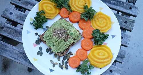 Assiette vegan du midi pleine de couleurs et de bonnes choses!