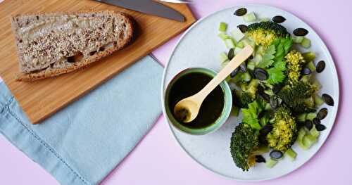 Assiette végétale complète : brocolis, céleri branche, graines de courge, sauce matcha-citron et sa belle tranche de pain au levain garnie de purée de sésame (vegan)