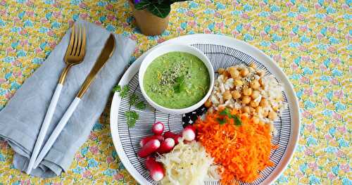 Assiette végétale complète : carottes, radis, choucroute, pois-chiches, riz et petite sauce verte (vegan, sans gluten)