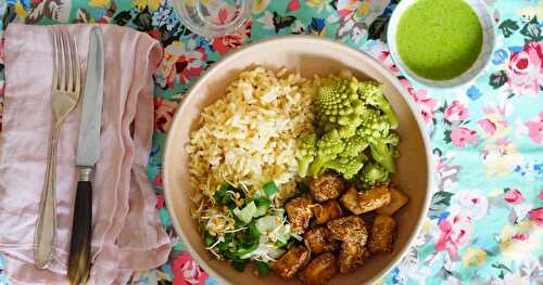 Assiette végétale complète : riz, tofu pané, oignon nouveau-fenugrec et sauce coriandre-citron (vegan, sans gluten)