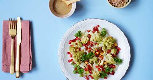 Assiette végétale complète : salade de chou romanesco, pois chiche, grenade, fenouil et sa petite sauce sésame-citron (vegan, glutenfree)