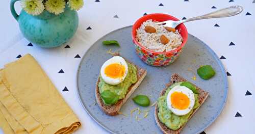 Assiette végétale complète : salade de radis noir, toasts avocat-basilic et oeuf mollet (vegétarien, estival, sans lactose)