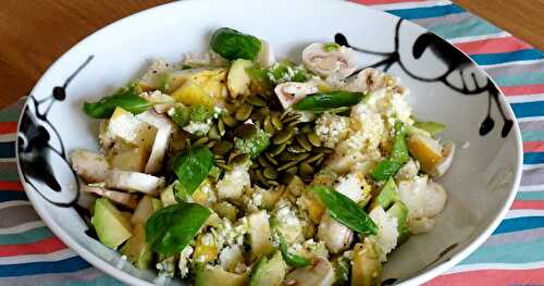 Assiette végétale : semoule de chou-fleur, avocat, poire, champi...