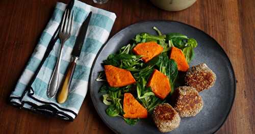 Assiette veggie complète : boulettes de sarrasin, salade de mâche, courge butternut rôtie (amap, veggie)