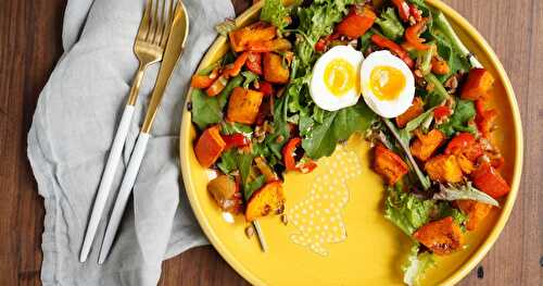 Assiette veggie : mesclun, potimarron rôti, poivrons sautés, oeufs (amap, sans gluten, veggie)