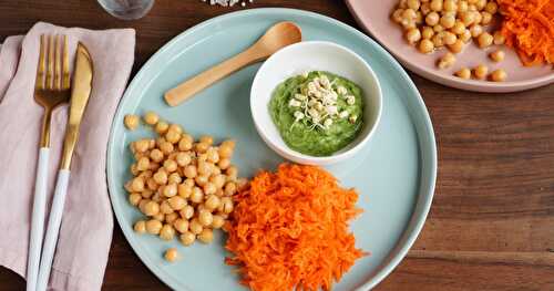 Assiettes composées végétales : velouté vert, carottes râpées, pois chiches ail citron (amap, vegan, sans gluten)