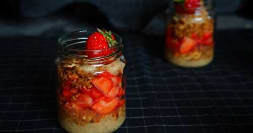 Bocaux rhubarbe-fraise-granola (vegan)