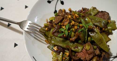 Boeuf-légumes verts-cacahuètes sautés au wok