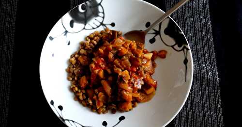 Compotée aubergines-tomates sur son lit de lentilles (ouh le titre de frimeuse!) avec une petite soupe de concombre-menthe en entrée et des financiers en dessert!