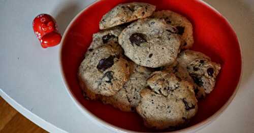 Cookies à la purée d'amande : ici chocolat bien noir-pruneaux-graines de tournesol