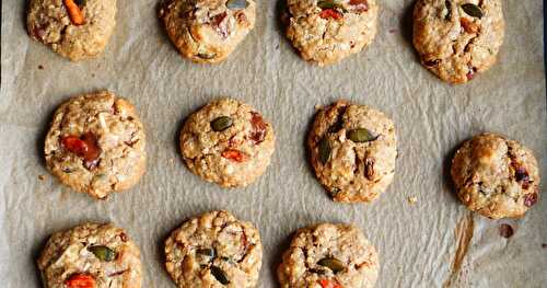 Cookies (vegan) trop bons : garniture au choix : ici, chocolats, baie de Goji et graines de courge