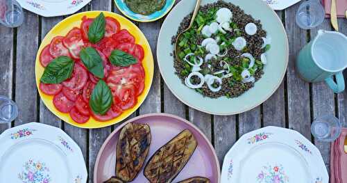 Déjeuner d'été : tomates, pesto, aubergines grillées, salade de lentilles (vegan, sans gluten, estival)