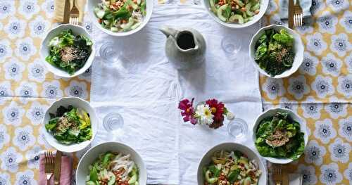 Dîner végétal complet : nouilles de riz, concombre, sauce coco-cacahuètes, salade verte (vegan, sans gluten)