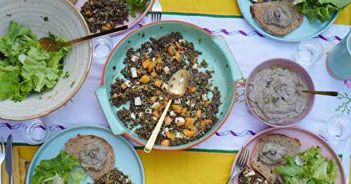 Dîner végétal complet : salade lentilles, melon, feta-salade verte-caviar d'aubergines, pain au levain (veggie, estival)