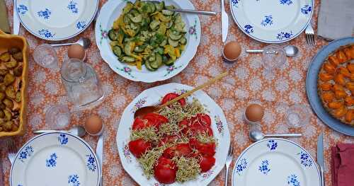 Dîner végétal complet : salade tomates et fenugrec germé, courgettes à l'ail, pommes de terre rôties au thym, oeufs, tarte aux abricots (veggie)