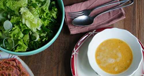 Dîner végétal complet : soupe lentilles corail-miso, naans betterave-chèvre, salade verte (veggie)