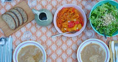 Dîner végétal complet : velouté de lentilles corail, salade verte aux graines germées, courge spaghetti à la tomate, pain au levain (vegan)