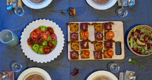 Dîner végétal complet : velouté fanes de betteraves-amande, salades tomates, concombre, toasts betterave, potimarron (vegan)