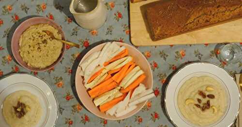 Dîner végétal complet : velouté panais-cajou-figes, petits légumes à croquer, houmous et pain au levain (vegan)