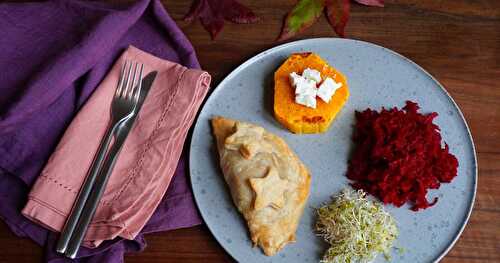 Dîner veggie complet : feuilleté oignon-pomme, butternut rôti, feta, crudités (veggie, automne)