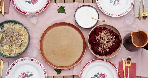 Eierkuechen ou crêpes à l'alsacienne à la farine de sarrasin, sauce raifort, crudités (Alsace, sans gluten)