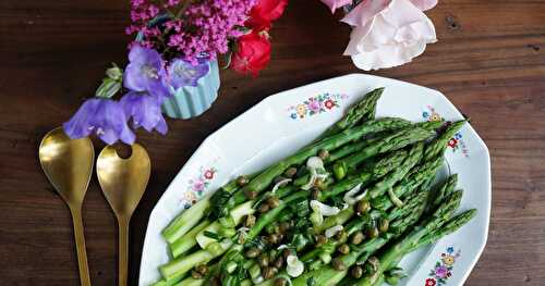 En mode retour de l'Amap : asperges vertes, sauce câpres et oignons nouveaux (amap, vegan, printanier)