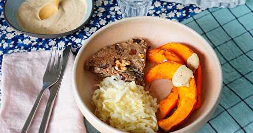 En mode retour de l'AMAP : assiette végétale : potimarron rôti, castagnaccio, navet râpé, sauce tahin (vegan, sans gluten)