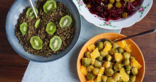 En mode retour de l'AMAP : chou de Bruxelles-soja-orange, betterave-cornichons, lentilles-citron-kiwi (vegan, sans gluten)